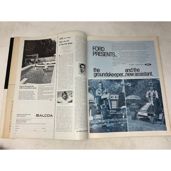 Vintage LIFE Magazine - Battle of the Champs - Backstage with Ali and Frazier - - Picture 12 of 16